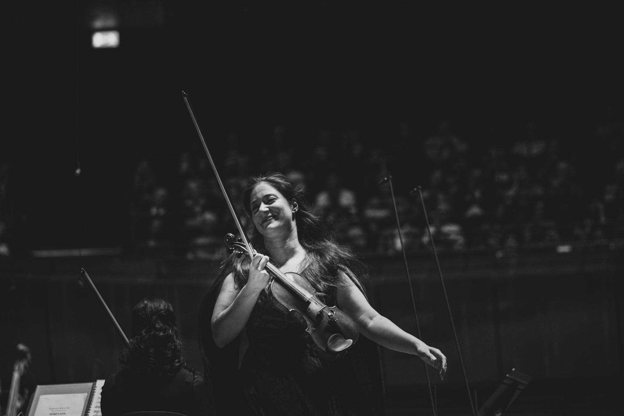 Veriko smiling on stage with her violin